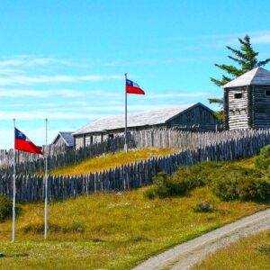 Muros de madera del Fuerte Bulnes y banderas de Chile
