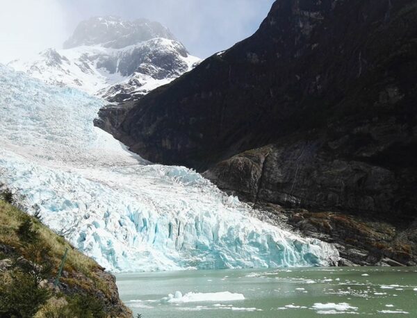 Glaciar Serrano, hielo y montaña