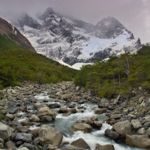 Río con montañas atrás