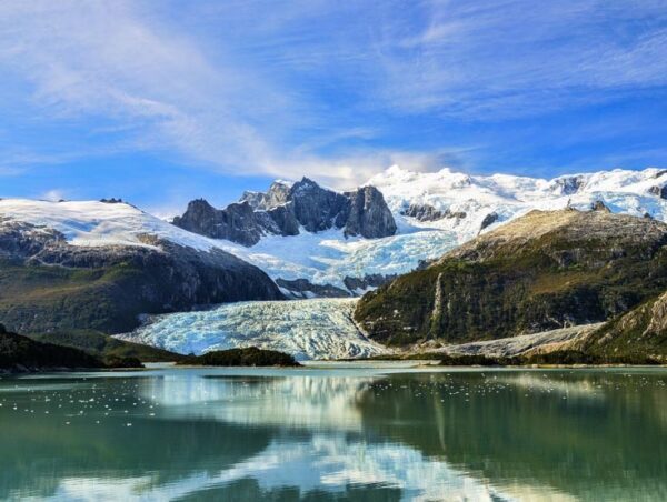 Reflejo de montaña y glaciar en el agua