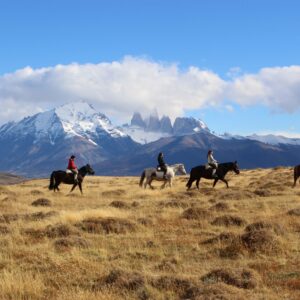 Grupo durante cabalgata con vista a las Torres del Paine