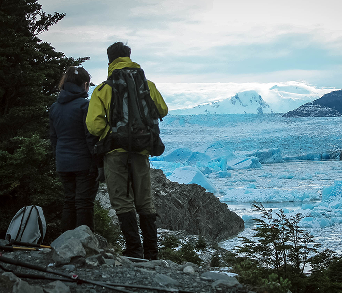 Personas y el Glaciar Grey en el Parque Torres del Paine