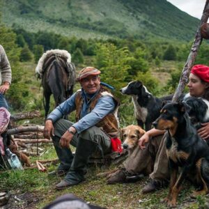 Gauchos en la Patagonia tomando mate