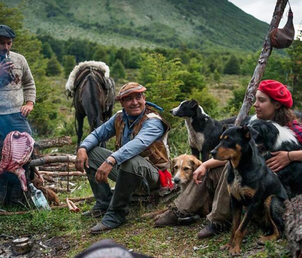 Gauchos en la Patagonia tomando mate