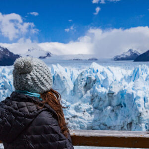 Persona con el Glaciar Perito Moreno de fondo