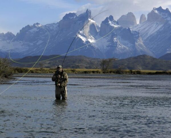 Persona pescando en el Río Serrano