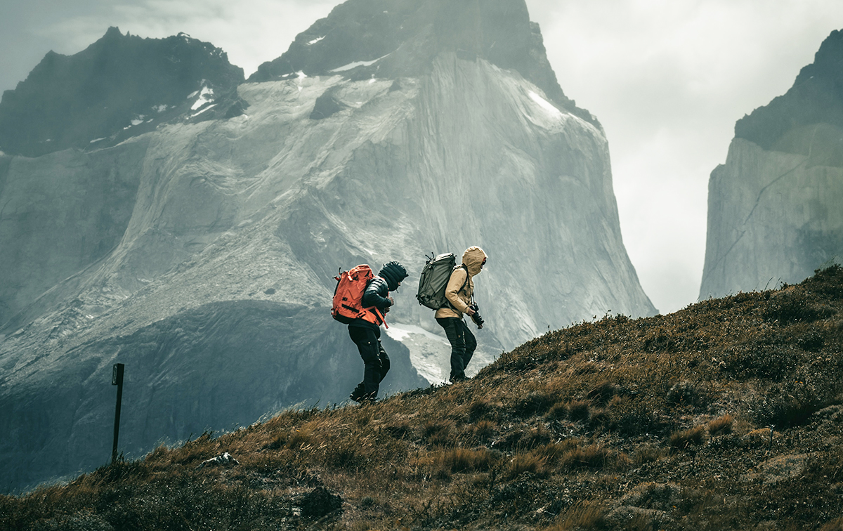 Personas haciendo trekking en Torres del Paine