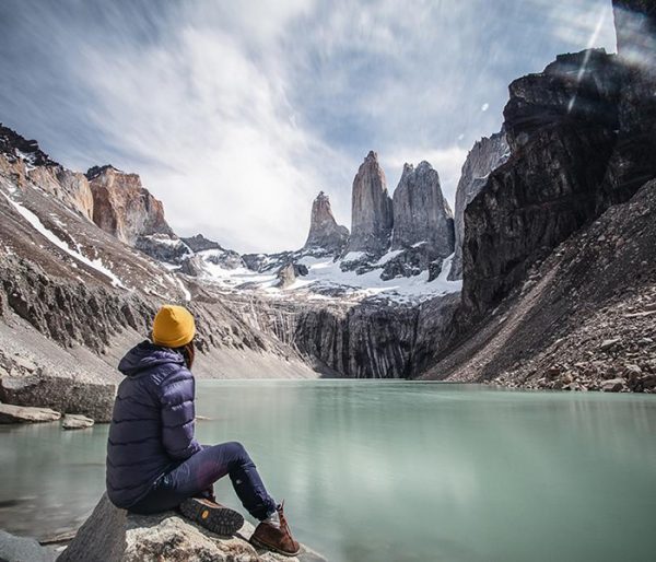 Persona en la base de las Torres del Paine