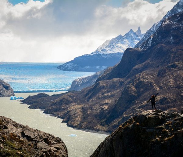 Persona con el Glaciar Grey de fondo