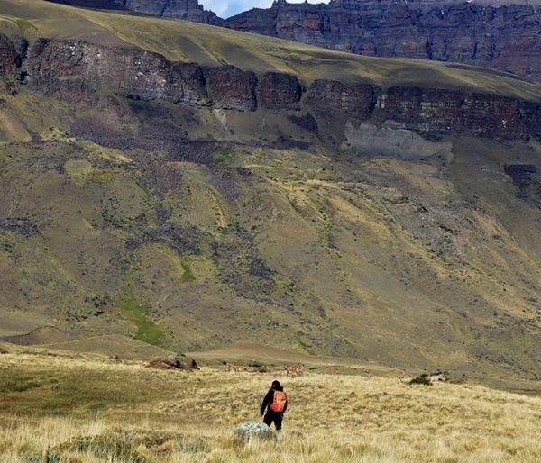 Persona en trekking por Sierra Baguales