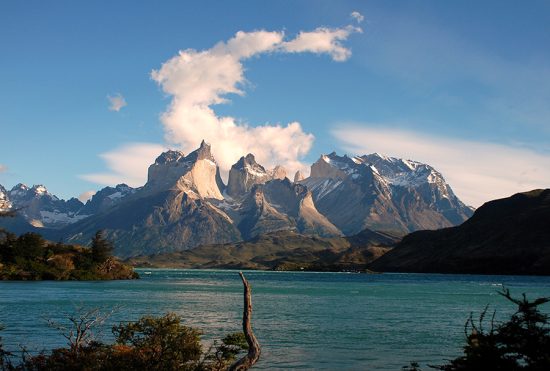 Parque Nacional Torres del Paine Río Serrano y vista a Cordillera Paine